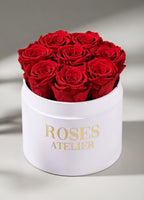Czerwone wieczne róże w średnim białym flower boxie