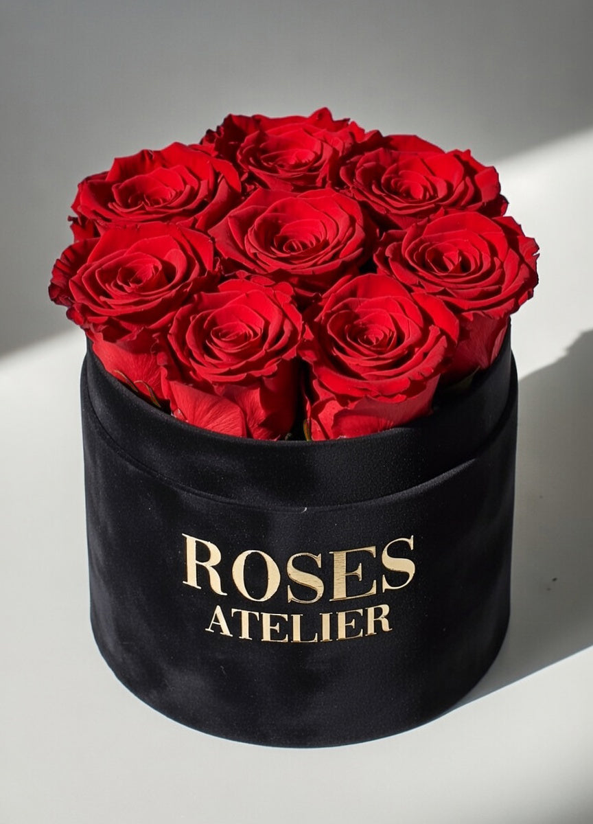 Czerwone wieczne róże w średnim czarnym flower boxie