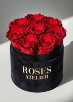 Czerwone wieczne róże w średnim czarnym flower boxie