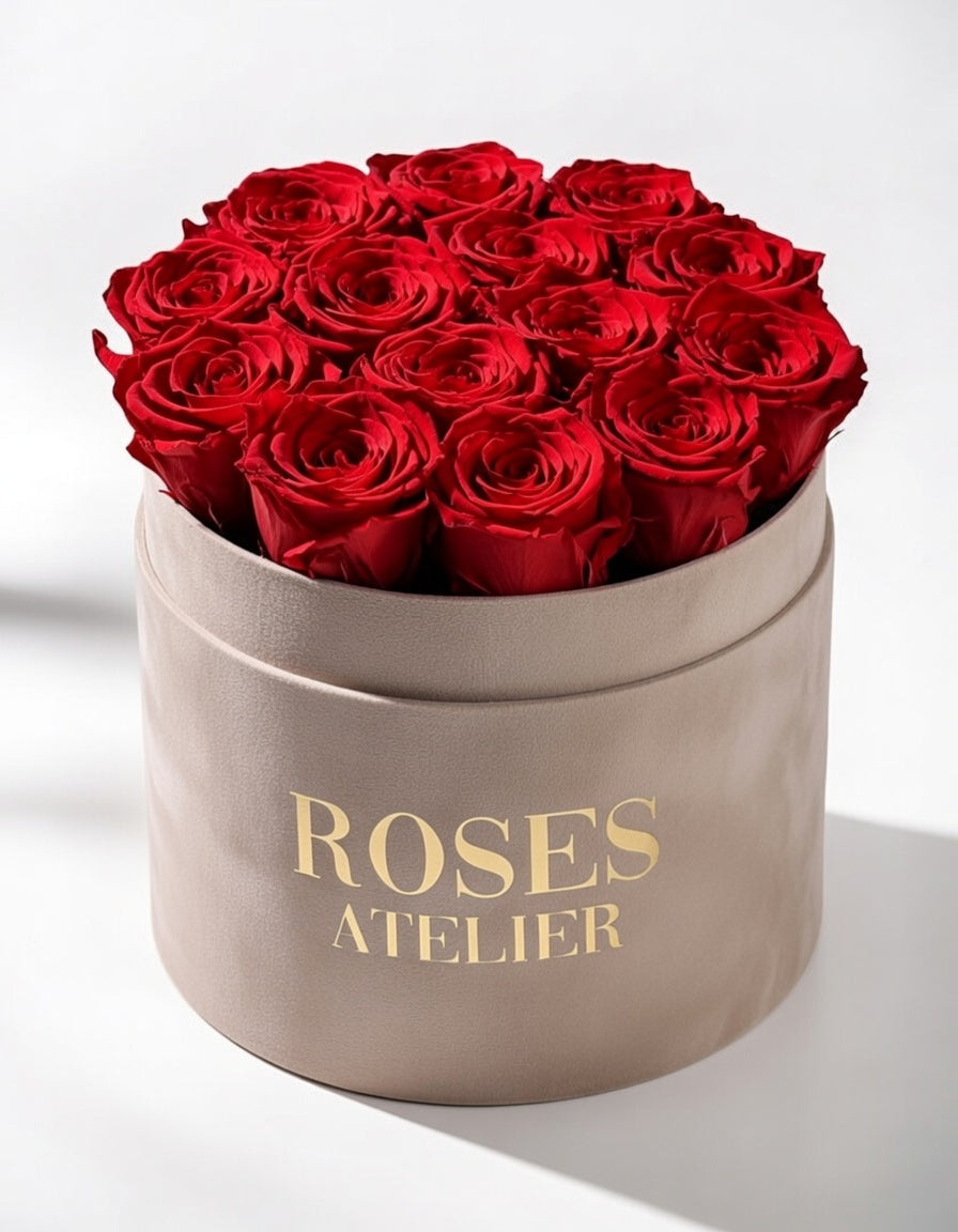 Czerwone wieczne róże w dużym beżowym flower boxie