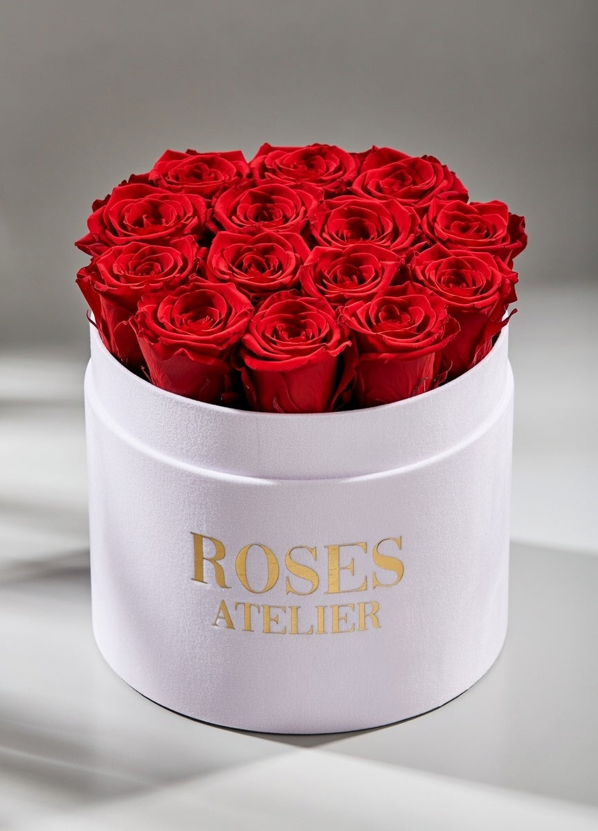 Czerwone wieczne róże w dużym białym flower boxie