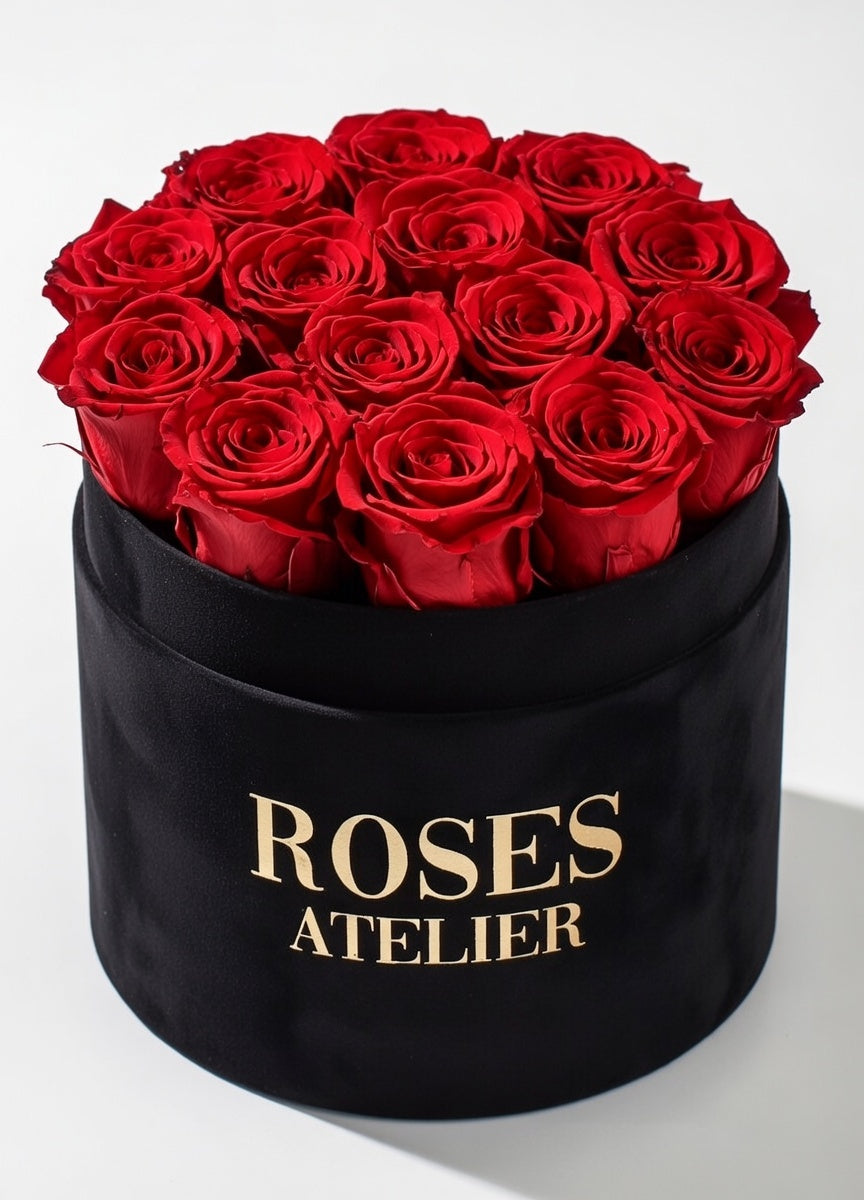 Czerwone wieczne róże w dużym czarnym flower boxie