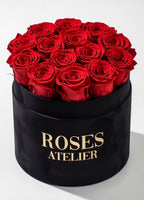 Czerwone wieczne róże w dużym czarnym flower boxie