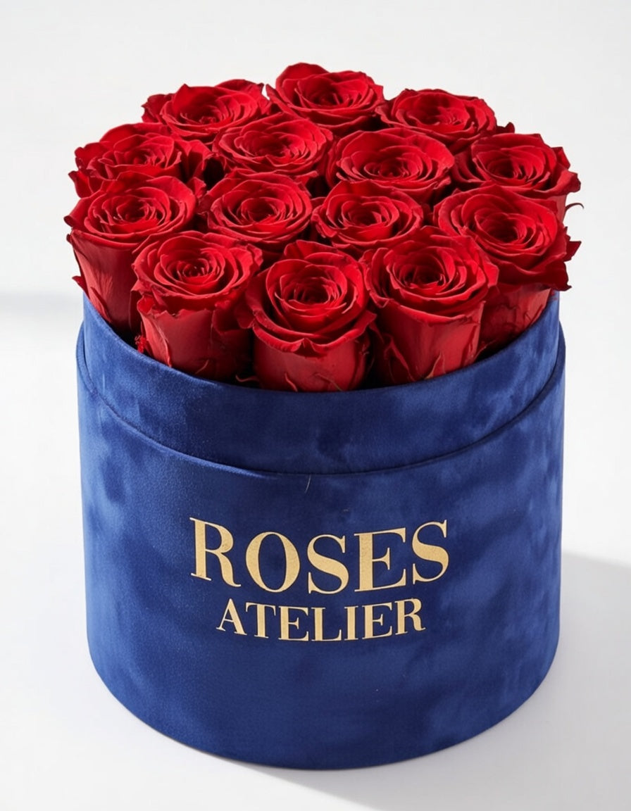 Czerwone wieczne róże w dużym chabrowym flower boxie