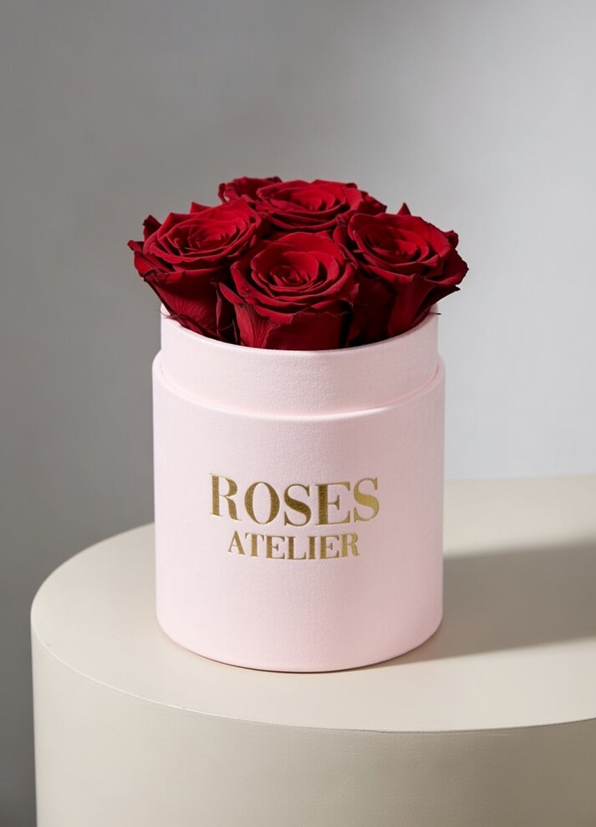Bordowe wieczne róże w małym pudroworóżowym flower boxie – elegancki prezent