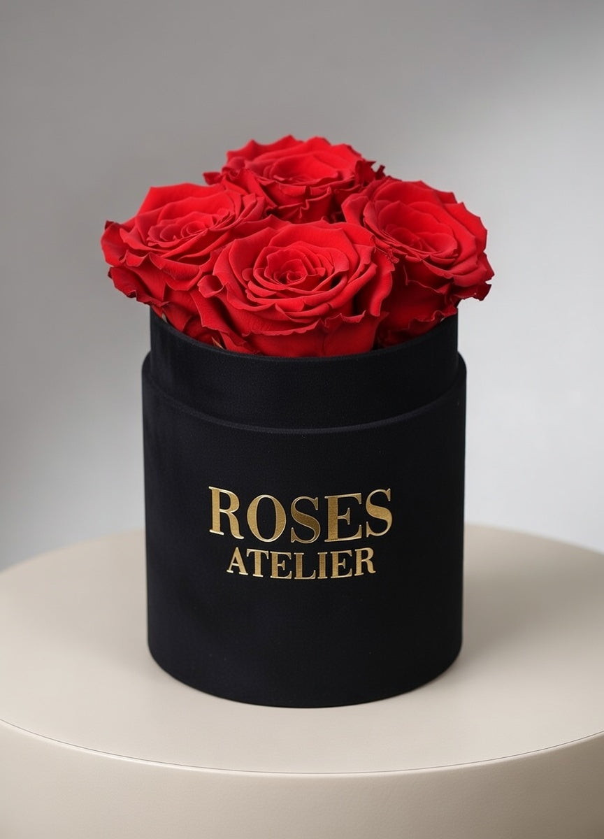 Czerwone wieczne róże w małym czarnym flower boxie – elegancki prezent