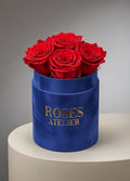 Czerwone wieczne róże w małym granatowym flower boxie – elegancki prezent