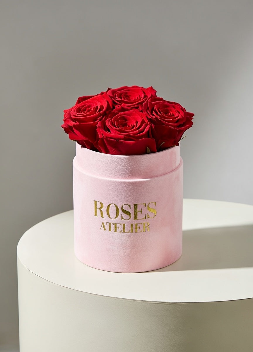 Czerwone wieczne róże w małym pudroworóżowym flower boxie – idealny prezent