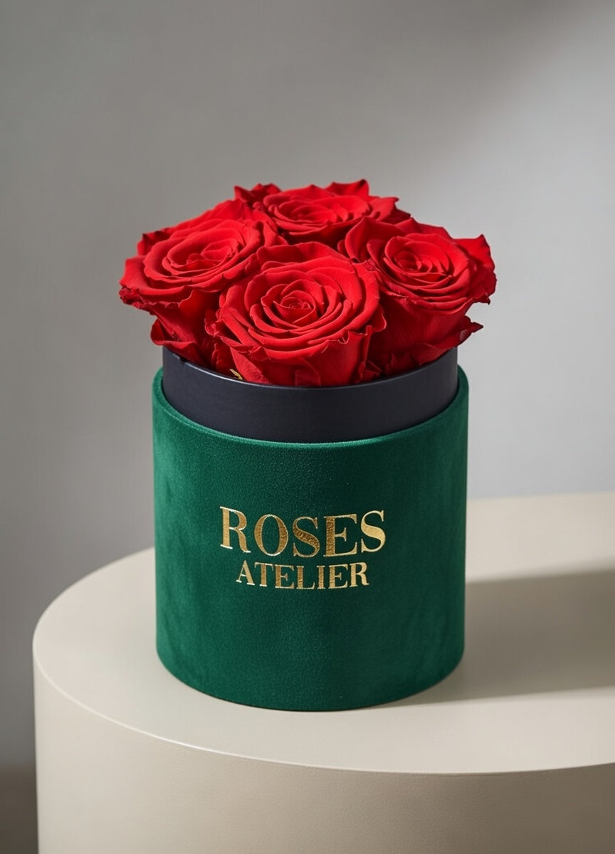 Czerwone wieczne róże w małym zielonym flower boxie – elegancki prezent