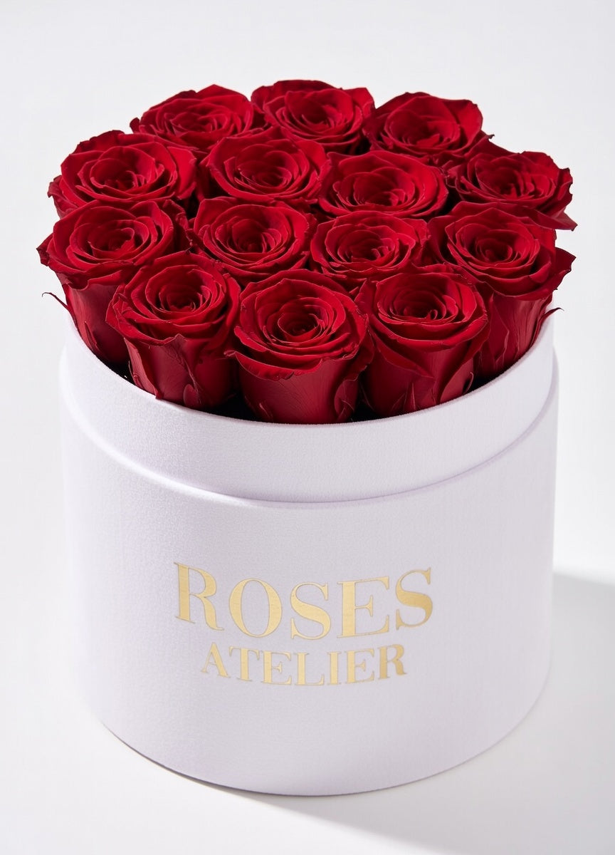 Duży biały flower box z bordowymi wiecznymi różami – elegancki luksusowy prezent