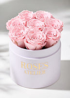 Różowe wieczne róże w średnim białym flower boxie – romantyczny luksusowy prezent