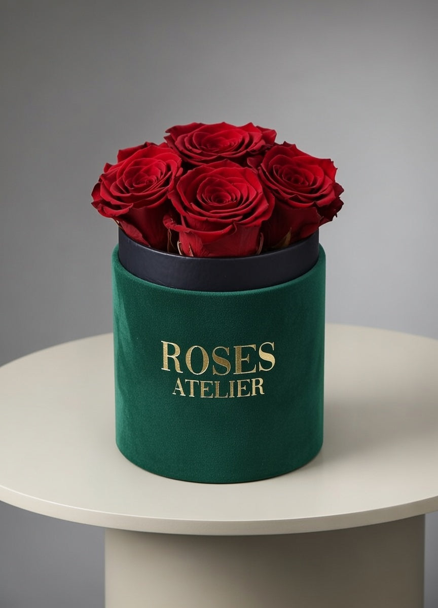 Zielony flower box z ciemnoczerwonymi wiecznymi różami