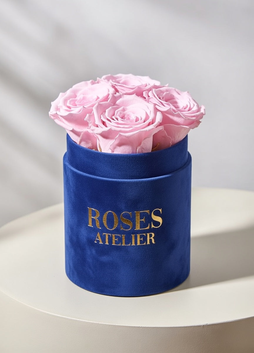 Flower box chabrowy z różowymi wiecznymi różami