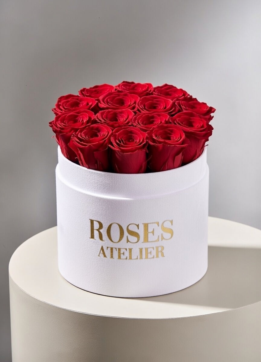 Biały duży flower box z czerwonymi wiecznymi różami