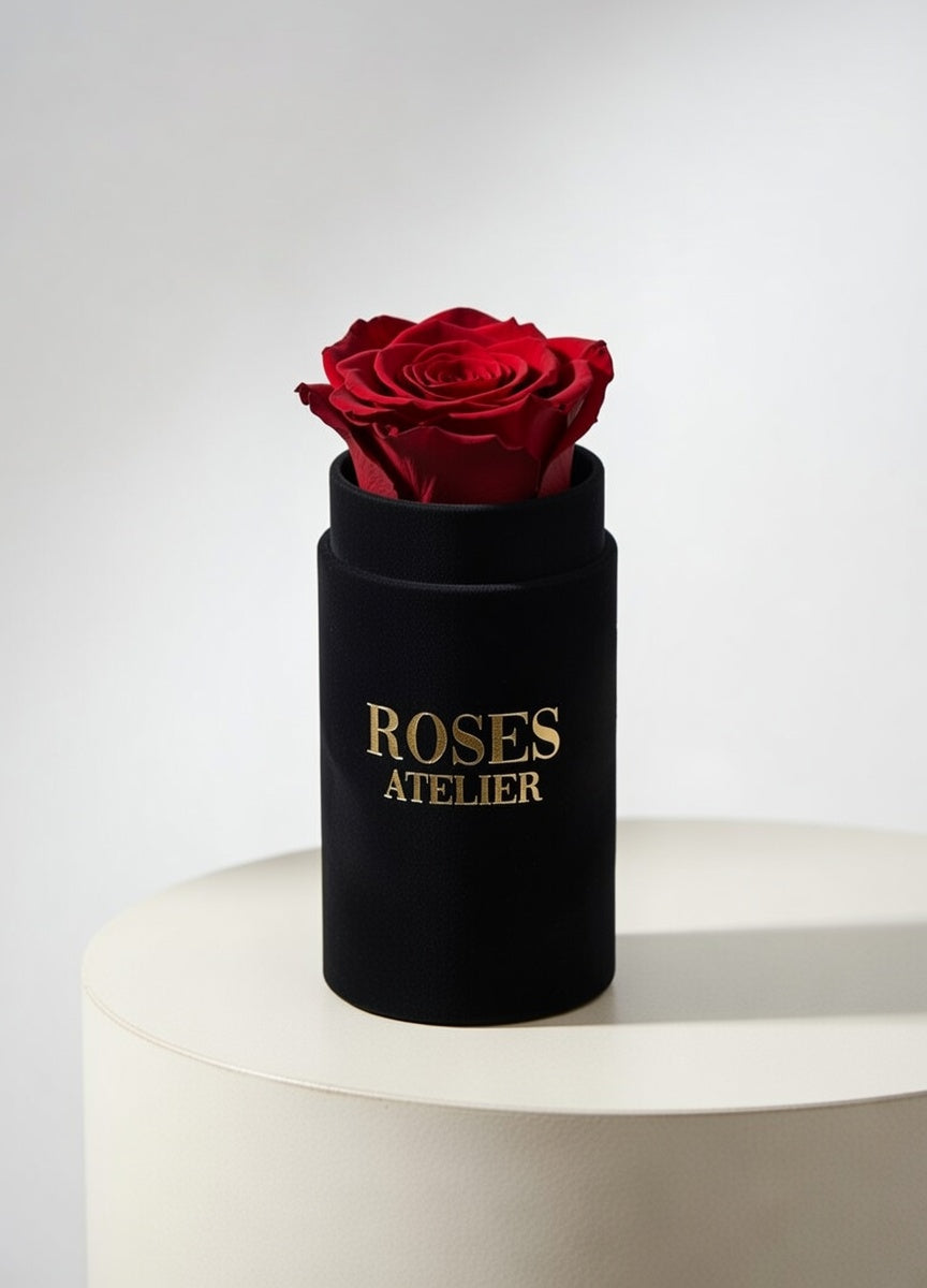 Mini flower box z jedną bordową wieczną różą w czarnym pudełku – elegancki drobny prezent