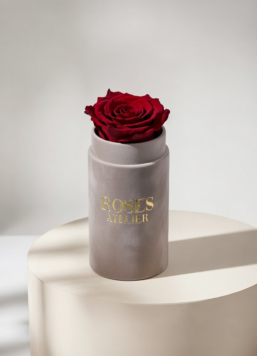 Mini flower box z jedną bordową wieczną różą w beżowym pudełku – elegancki drobny prezent
