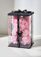 Miś z róż różowy w opakowaniu prezentowym