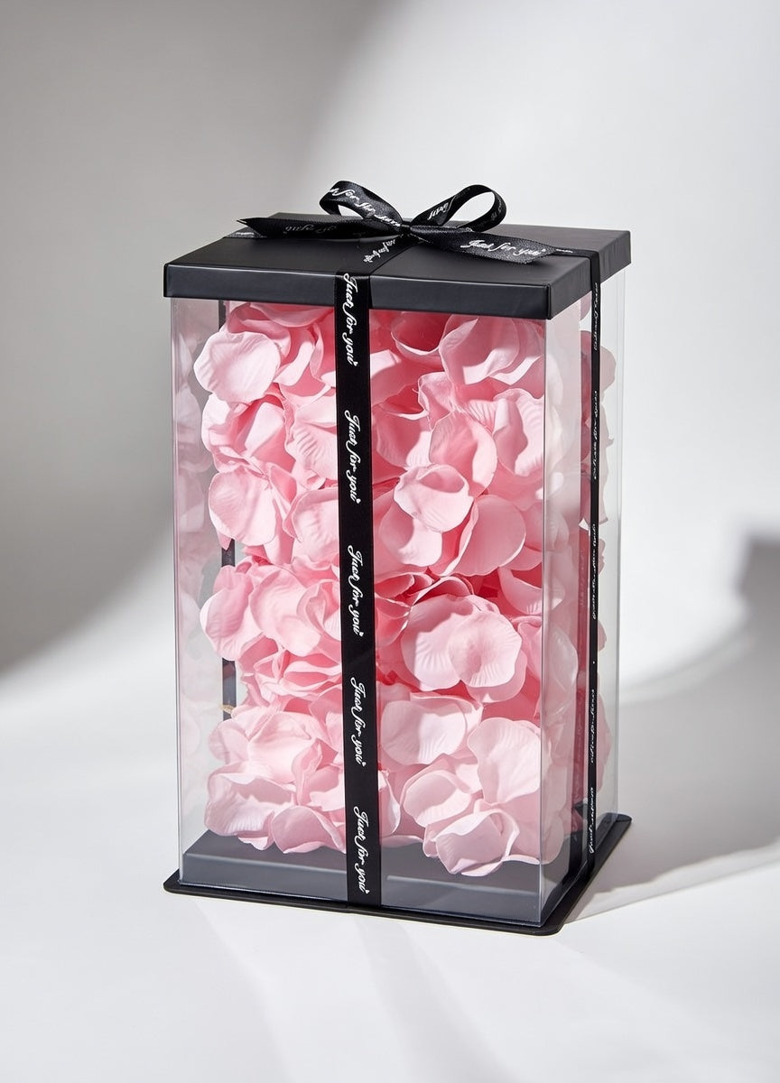 Różowy miś z róż w opakowaniu wypełnionym płatkami róż