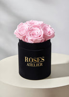 Czarny flower box z wiecznymi różami w kolorze pudrowego różu