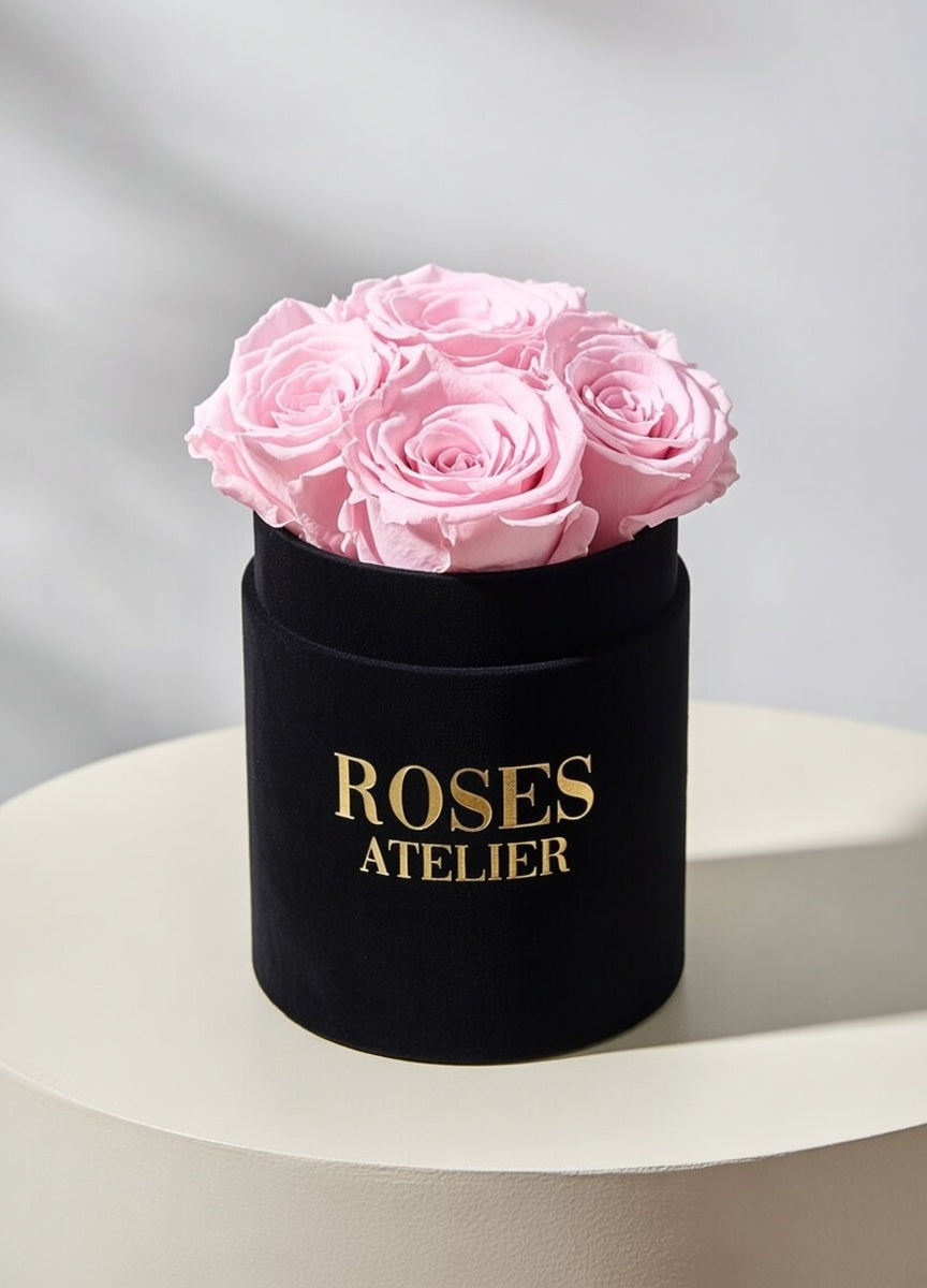 Czarny flower box z wiecznymi różami w kolorze pudrowego różu