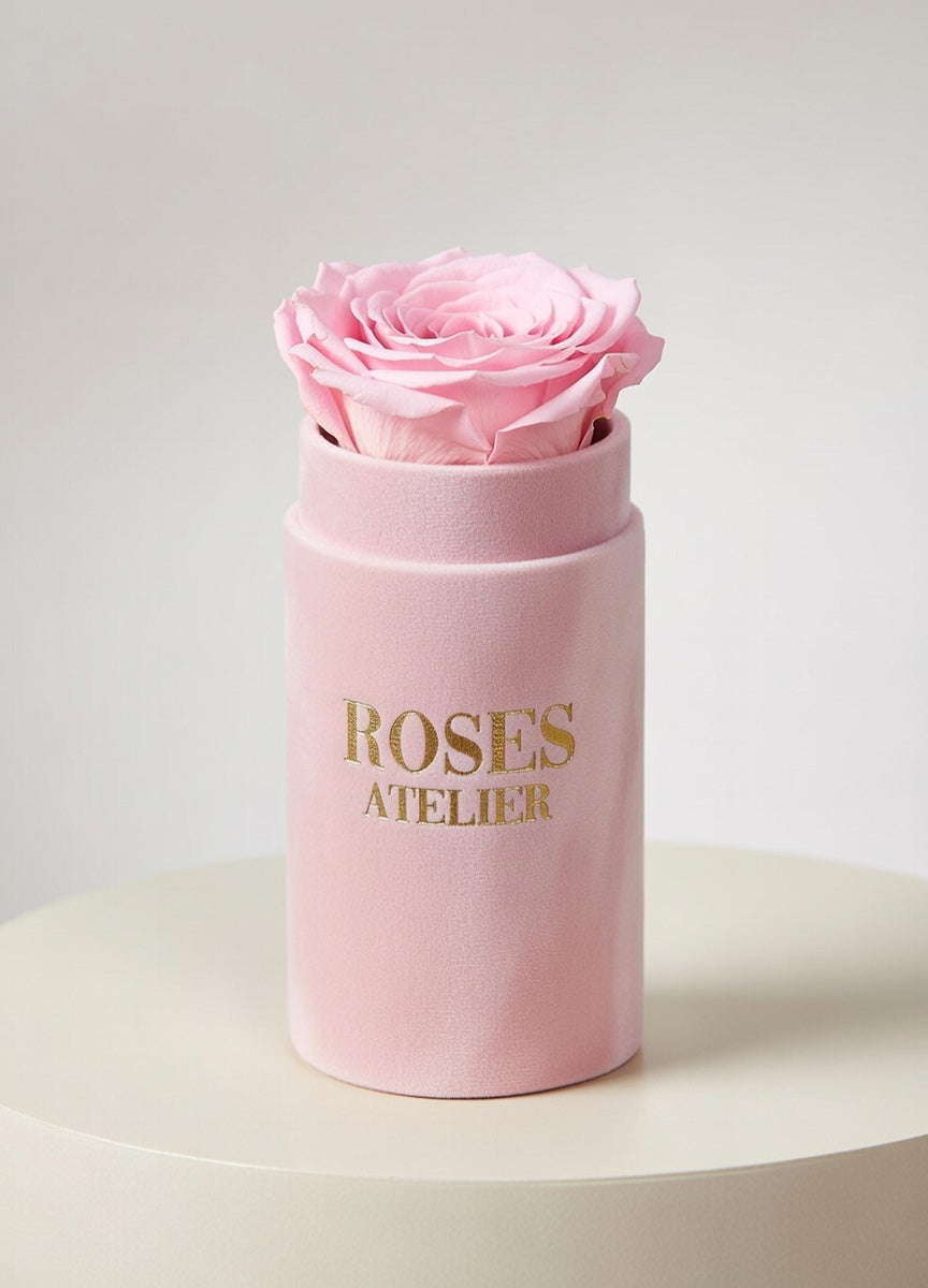Mini flower box z jedną różową wieczną różą w różowym pudełku – elegancki drobny prezent