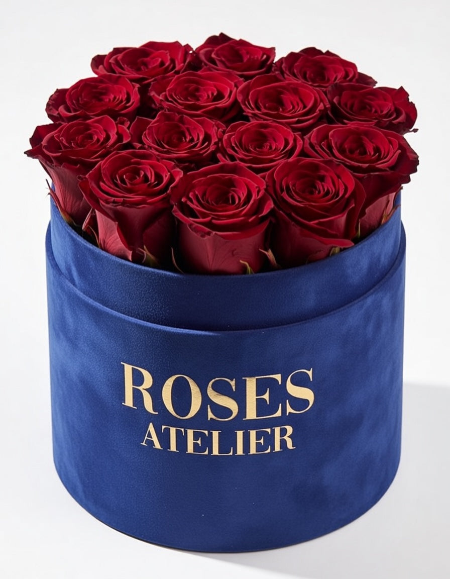 Ciemnoczerwone wieczne róże w dużym chabrowym flower boxie