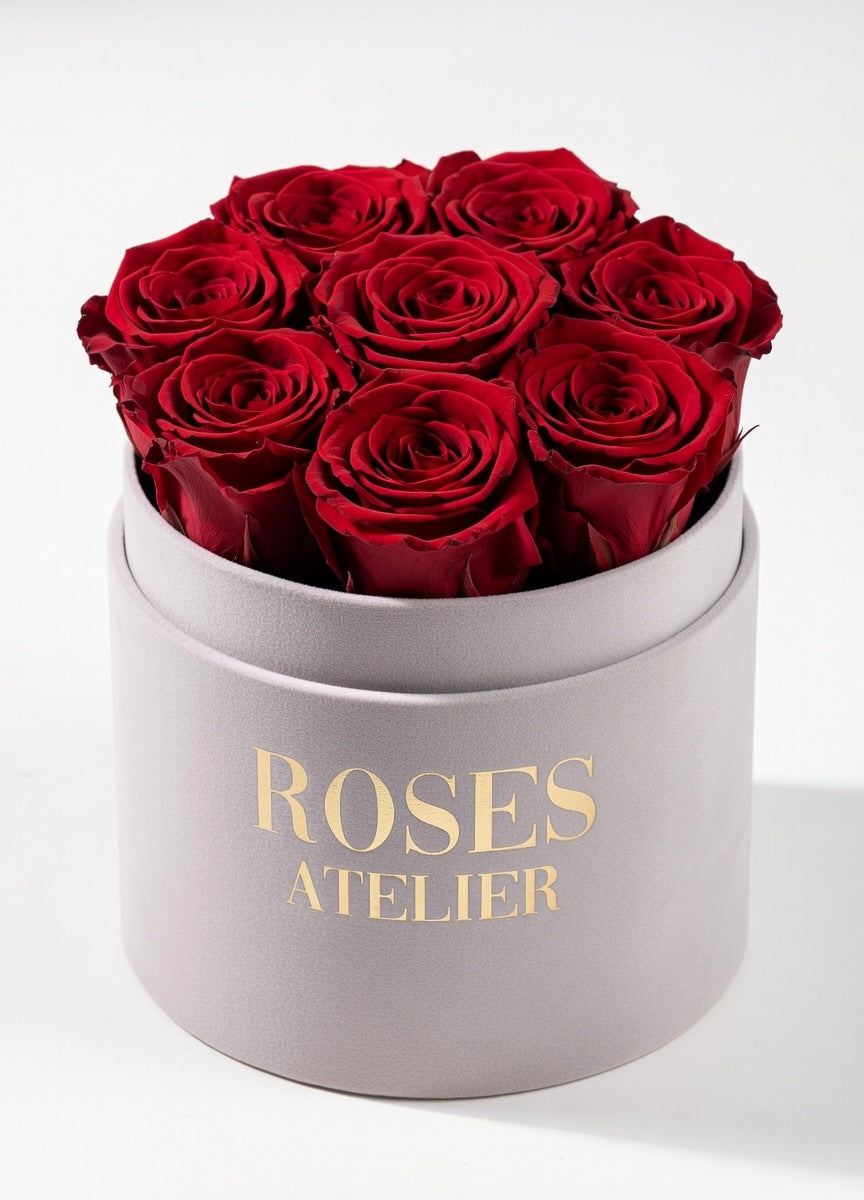 Bordowe wieczne róże w szarym flower boxie