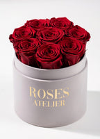 Bordowe wieczne róże w szarym flower boxie