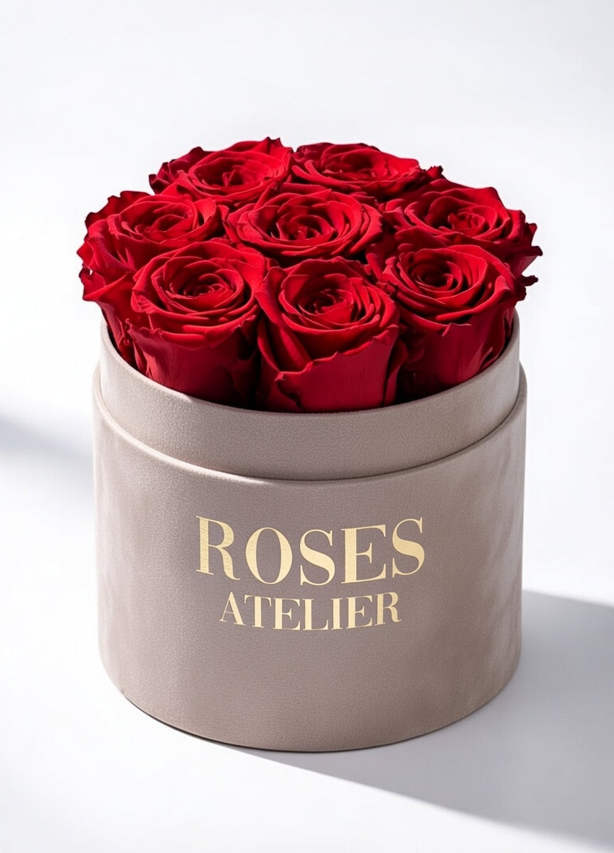 Czerwone wieczne róże w beżowym flower boxie