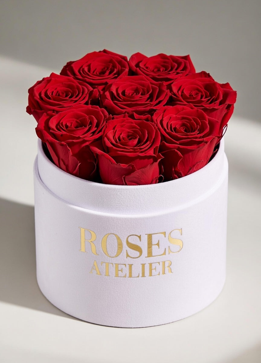 Czerwone wieczne róże w białym flower boxie
