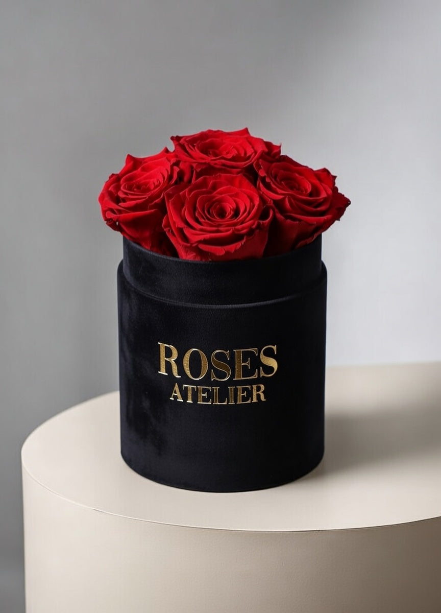 Czerwone wieczne róże w małym czarnym flower boxie – elegancki prezent