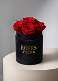 Czerwone wieczne róże w małym czarnym flower boxie – elegancki prezent