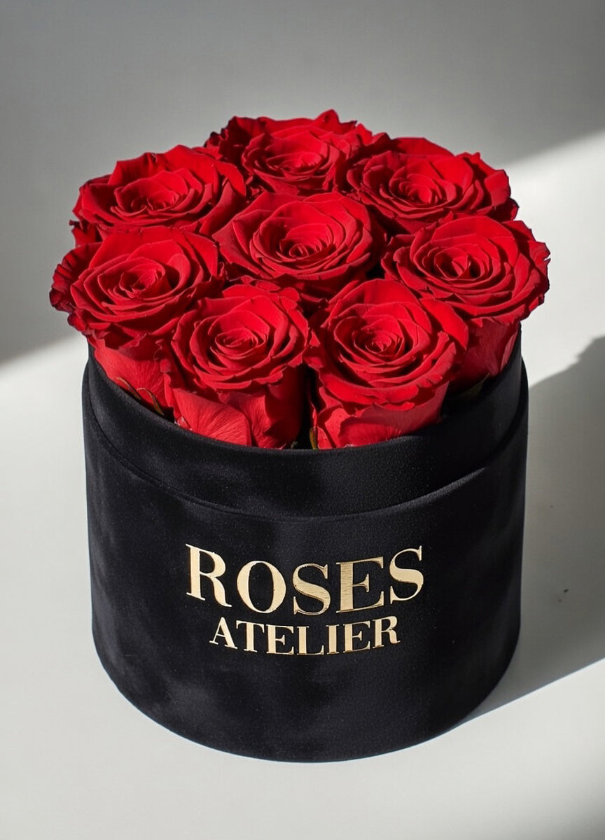 Czerwone wieczne róże w czarnym flower boxie