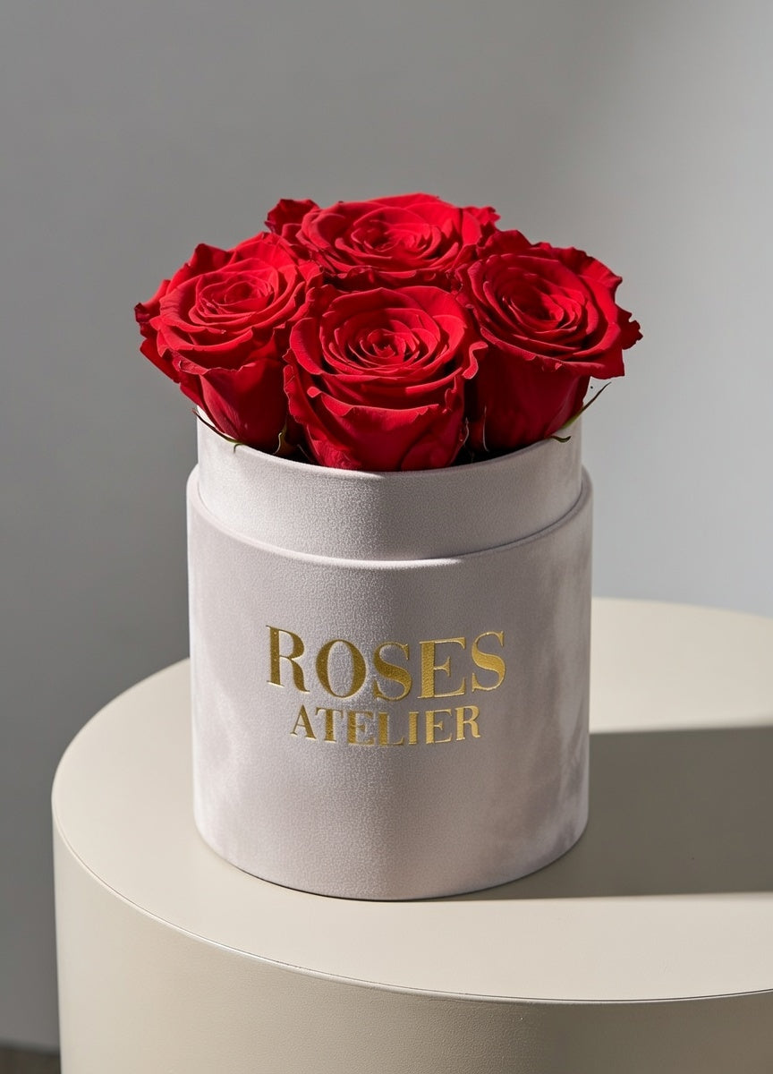 Czerwone wieczne róże w małym beżowym flower boxie – elegancki prezent