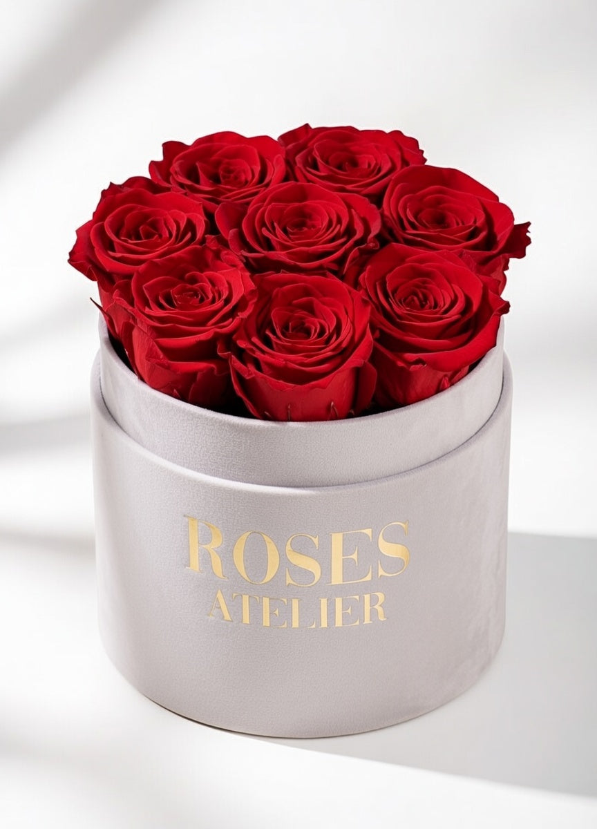 Czerwone wieczne róże w szarym flower boxie