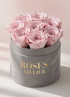 Średni Flower Box – Różowe Wieczne Róże w Beżowym Pudełku